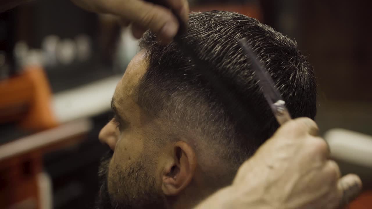 barbero usando tijeras y peine - de cerca