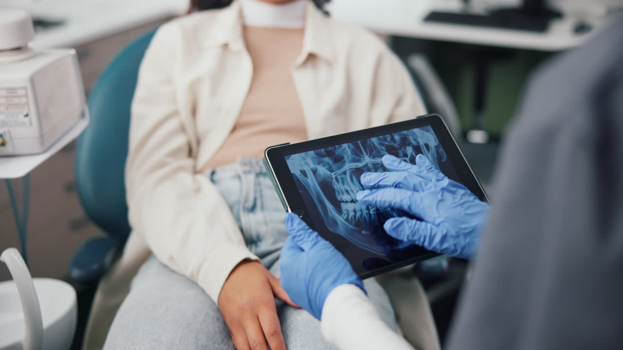 el dentista examina la radiografía de la mandíbula del paciente