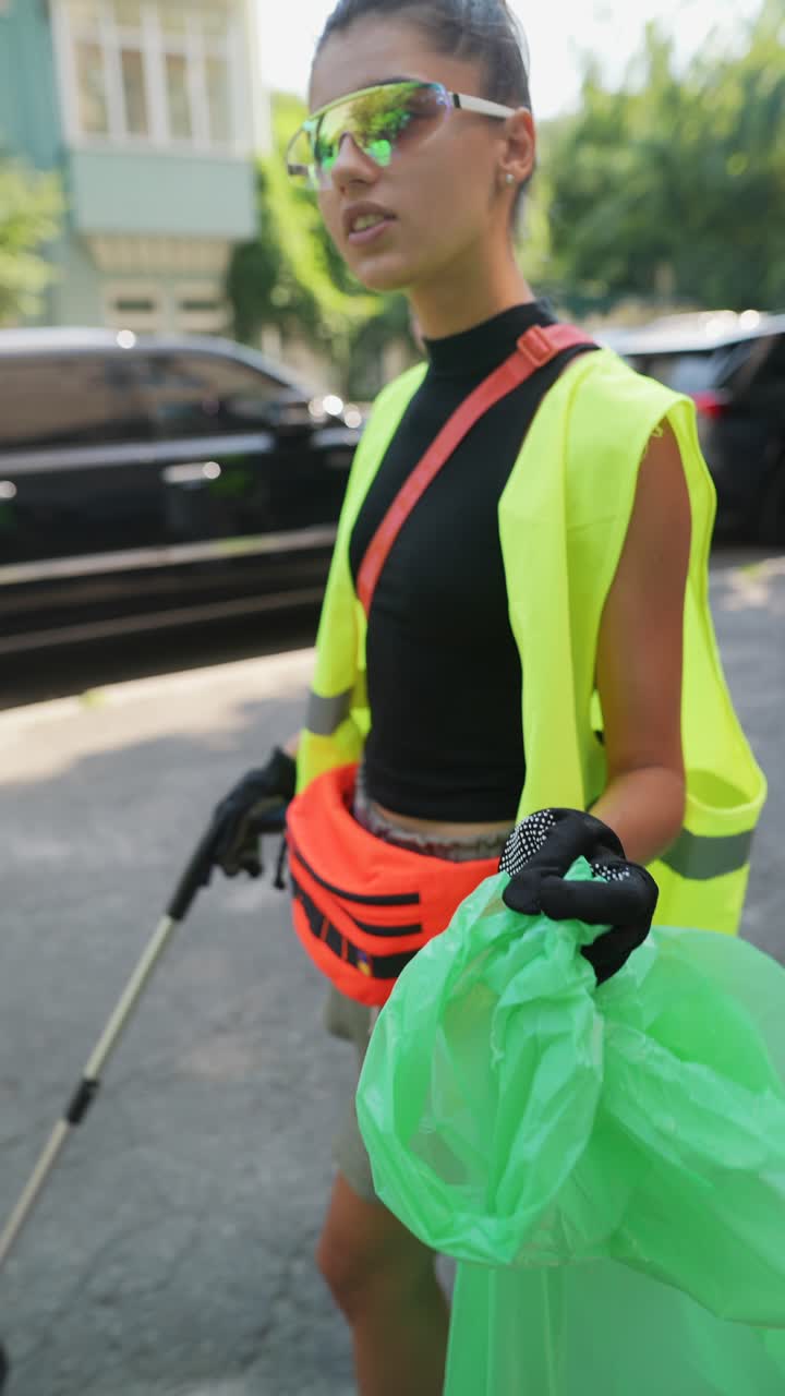 voluntarios limpiando las calles de la ciudad