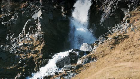una vista de cerca de la pequeña cascada