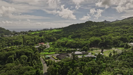 Hana-Maui-Hawaii-Aerial-V5-Panoramablick-Drohnenflug-über-Einer-Malerischen-Stadt,-Aufnahme-Wunderschöner-Umgebungen-Mit-üppiger-Vegetation-Und-Ruhigem-Blick-Auf-Den-Pazifischen-Ozean-–-Aufgenommen-Mit-Mavic-3-Cine-–-Dezember-2022