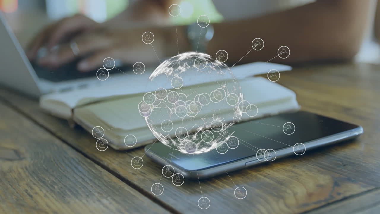 animación del globo con conexiones e iconos sobre mujer biracial usando portátil