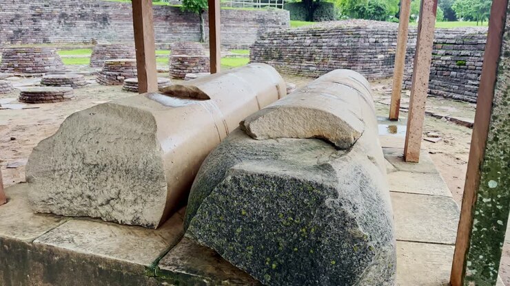 Disse smadrede stensøjler ved Sanchi afspejler storheden i den gamle buddhistiske arkitektur. De var engang en del af majestætiske porte og står som varige relikvier af historie, kunst og kulturarv.