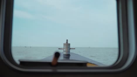 proa de un velero, mirando hacia el futuro, viajando, explorando el mar