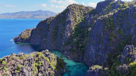 Drohnenaufnahmen-Von-Klippen-Und-Lagunen-Auf-Der-Insel-Coron-Auf-Den-Philippinen