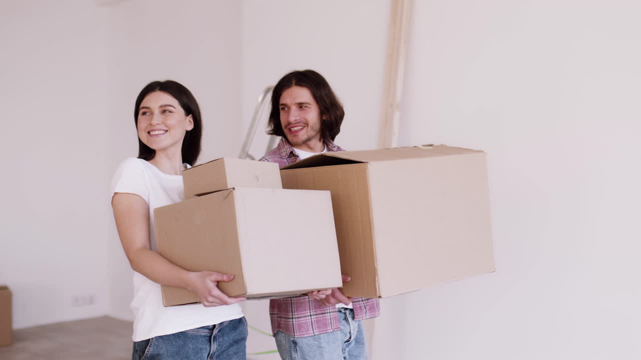 una pareja feliz mudándose.