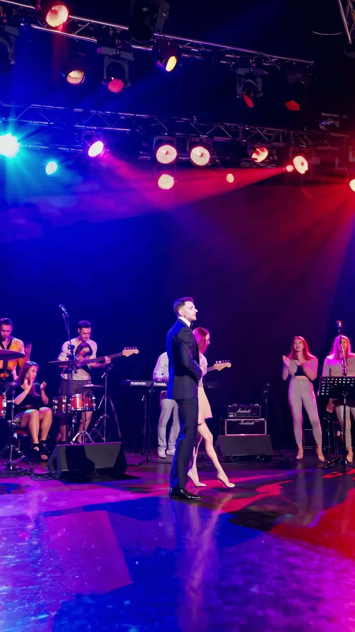 actuación musical en vivo con una pareja de bailarines