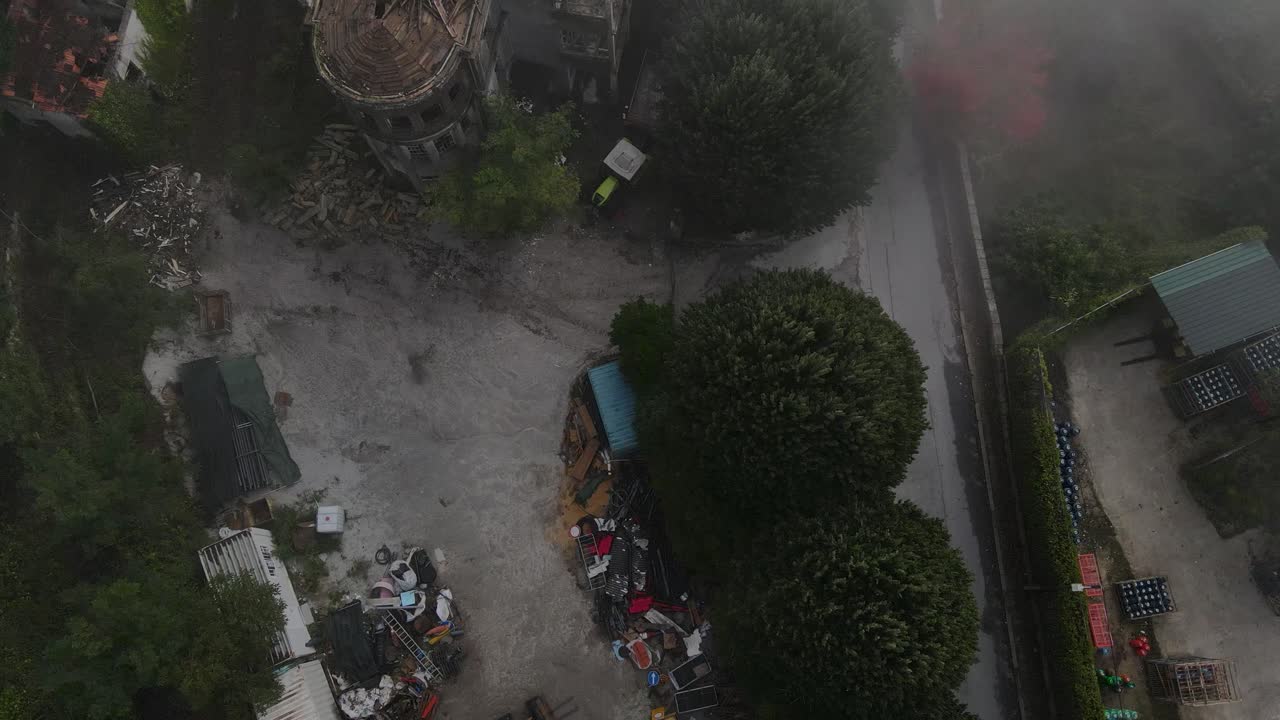 vista aérea de arriba hacia abajo sobre el antiguo edificio abandonado del sanatorio caramulo envuelto en niebla