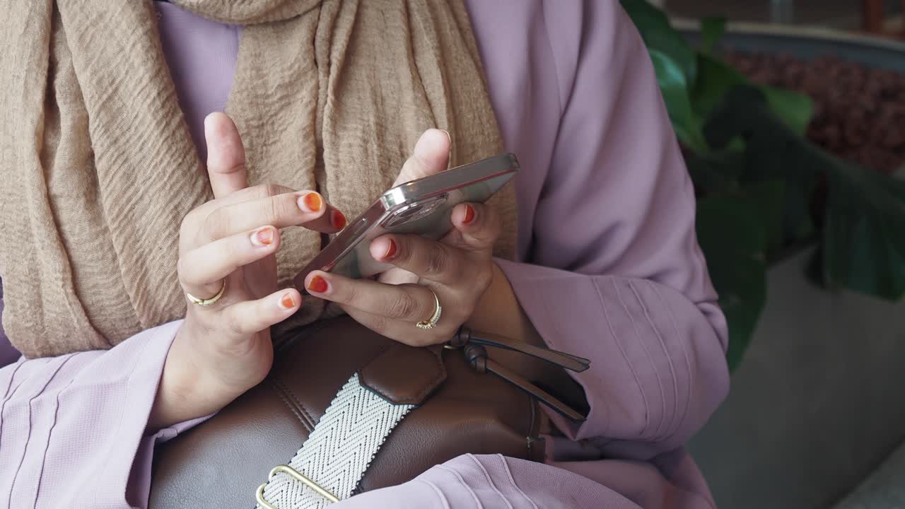 카페에서 스마트폰을 사용하는 여자