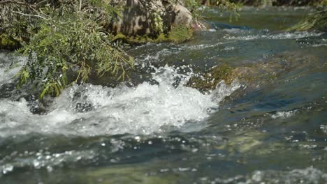una hermosa pequeña cascada en el río