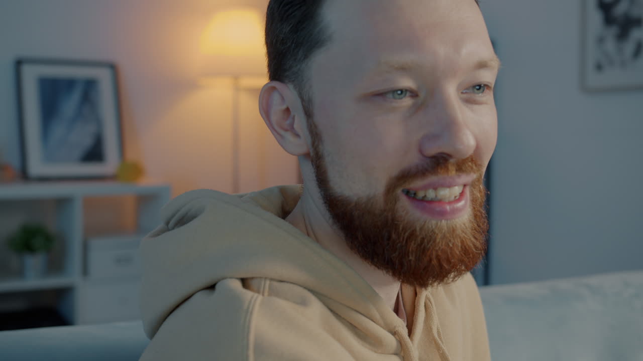 집에서 휴식을 취하는 남자