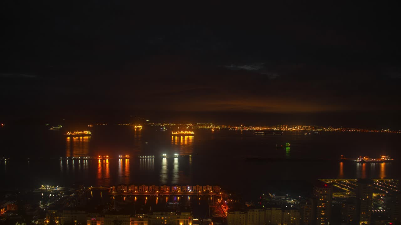 지브롤터 항구에서 빛나는 밤의 불빛, 타임 스 뷰