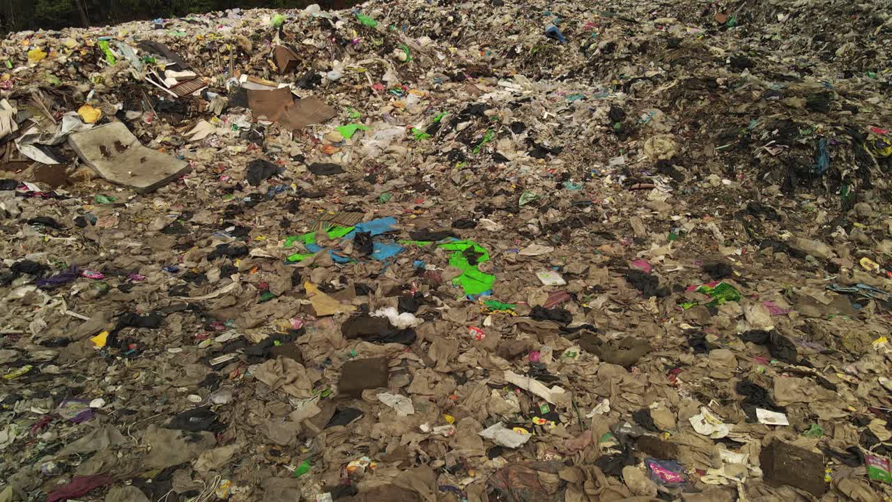 tiro inclinado hacia abajo del vertedero de basura en los trópicos de tailandia