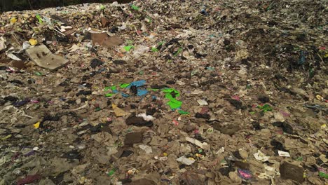 tiro inclinado hacia abajo del vertedero de basura en los trópicos de tailandia