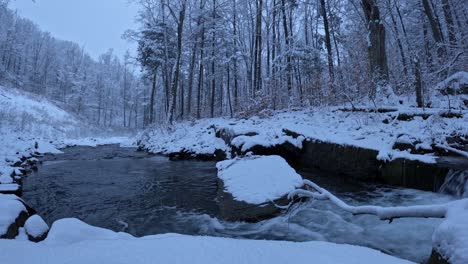 Impresionantes-Imágenes-Secuenciales-De-Un-Arroyo-Nevado-En-Un-Paraíso-Invernal