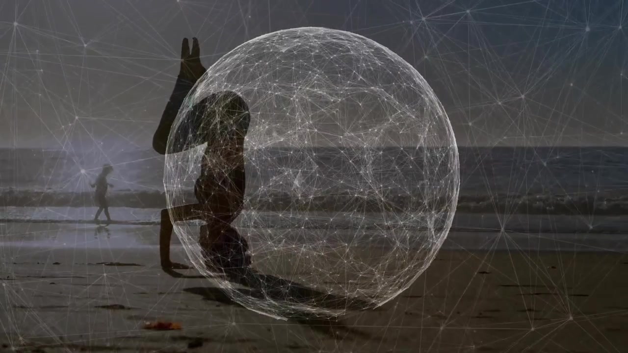 Praticante di yoga donna che inizia una verticale sulla testa su una spiaggia al tramonto, formando una sfera fitness rotante sul busto.