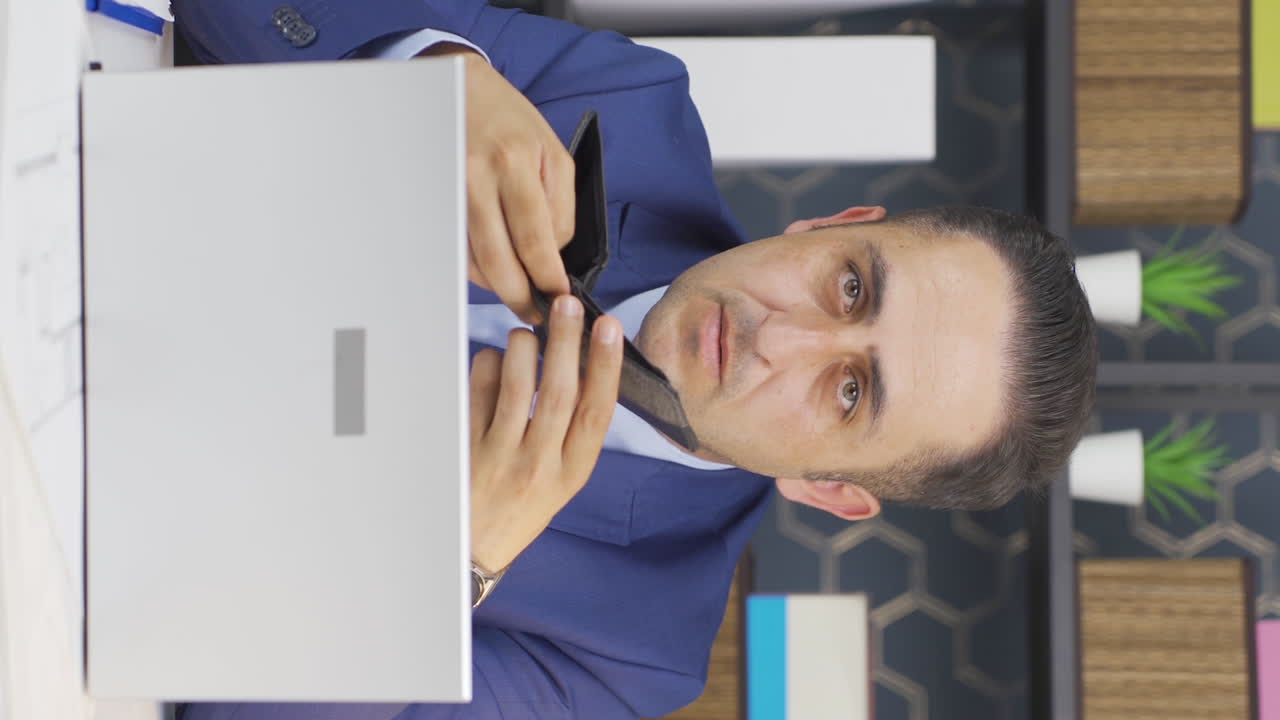 video vertical de un hombre de negocios mostrando su billetera vacía a la cámara.