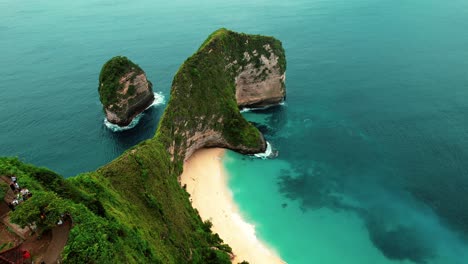 Playa-De-Kelingking,-Tiro-Popular-De-4k-Drone-De-Nusa-Penida,-Indonesia