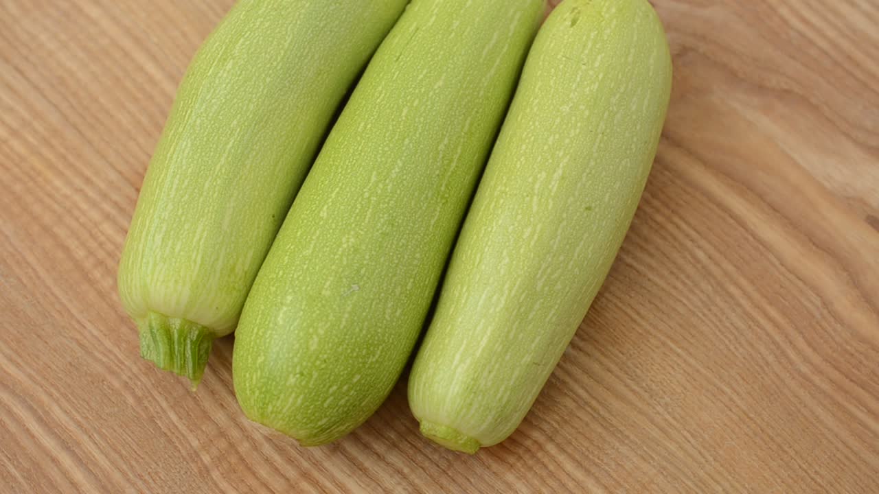 Zucchine su un tagliere. Riprese in movimento