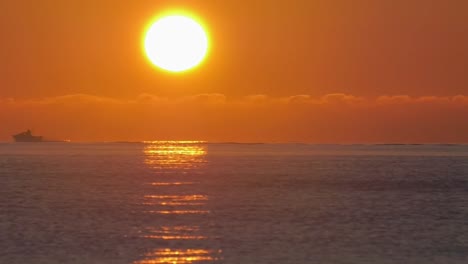 Schnellboot-Bei-Sonnenaufgang-Am-Meereshorizont