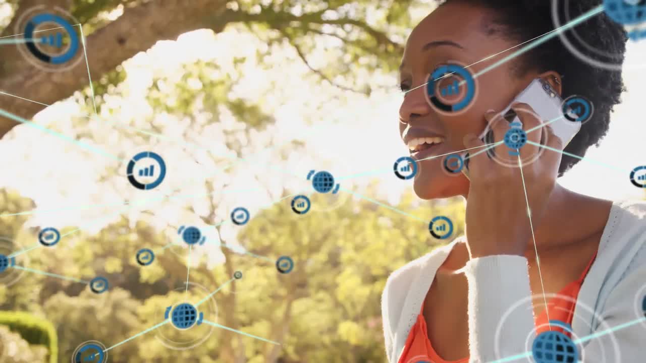animación de una mujer afroamericana hablando en teléfono inteligente a través de una red de conexiones con iconos.