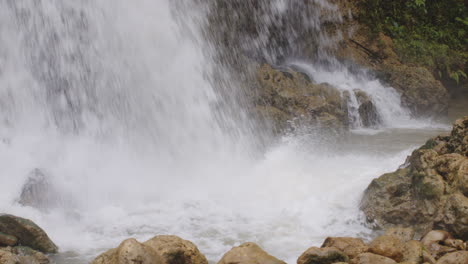 salpicando un arroyo espumoso en las montañas rocosas en la primera cascada de la planta en arecibo, puerto rico