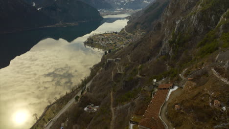 Vista-Aérea-De-Drones-De-La-Histórica-Fortificación-De-Rocca-D&#39;anfo-Con-El-Lago-Idro-En-La-Provincia-De-Brescia,-Lombardía,-Italia