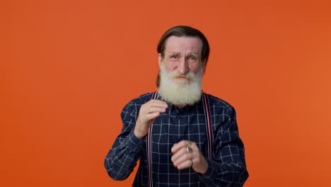 molesto sorprendido anciano barbudo deseo, esperando buena suerte, resultados de la lotería, mala fortuna, pérdida