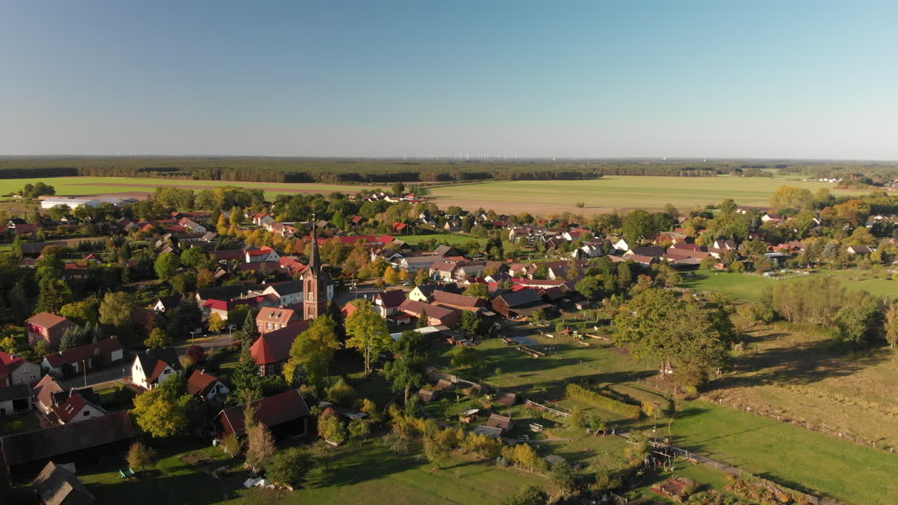 Liten europeisk landsby på tysk landsbygd, luftfoto om sommeren