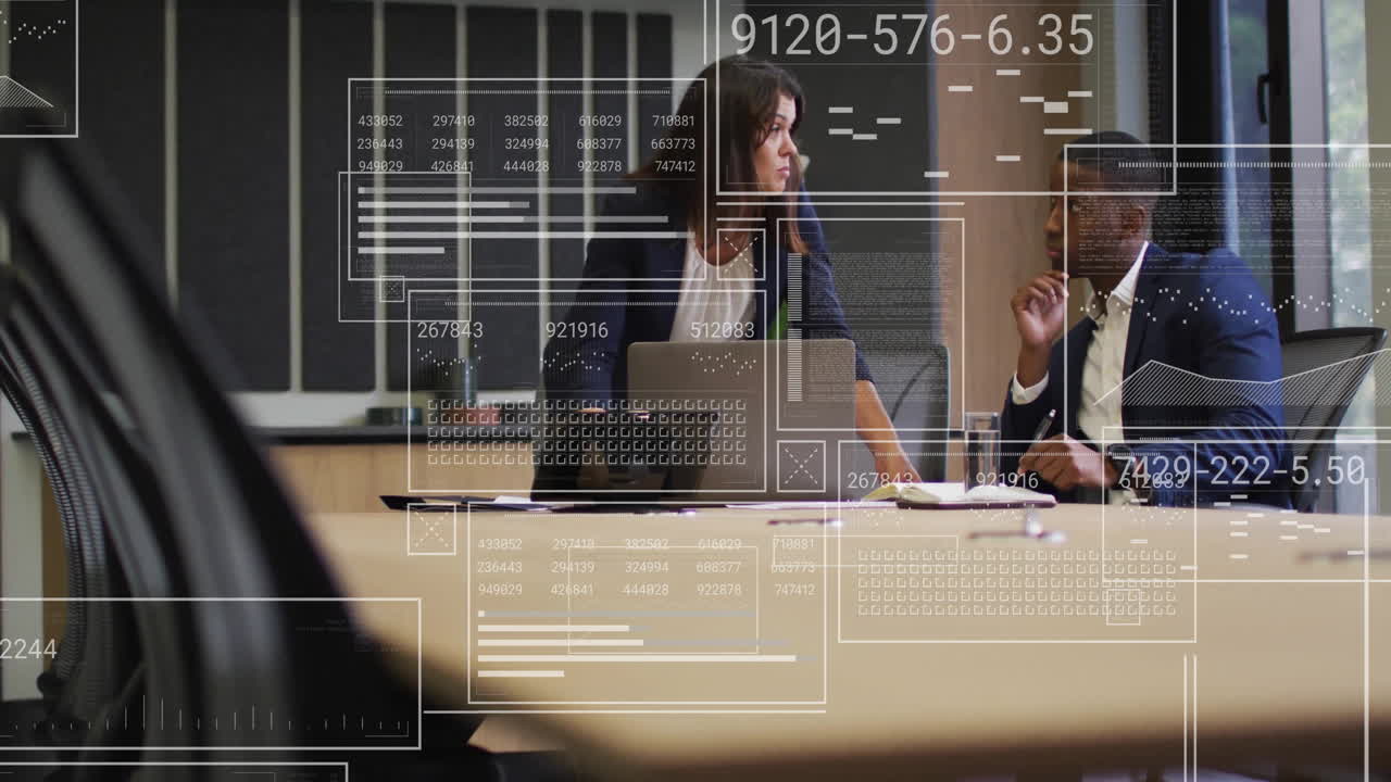 회의에서 다양한 남녀 비즈니스 동료에 대한 데이터 처리의 애니메이션