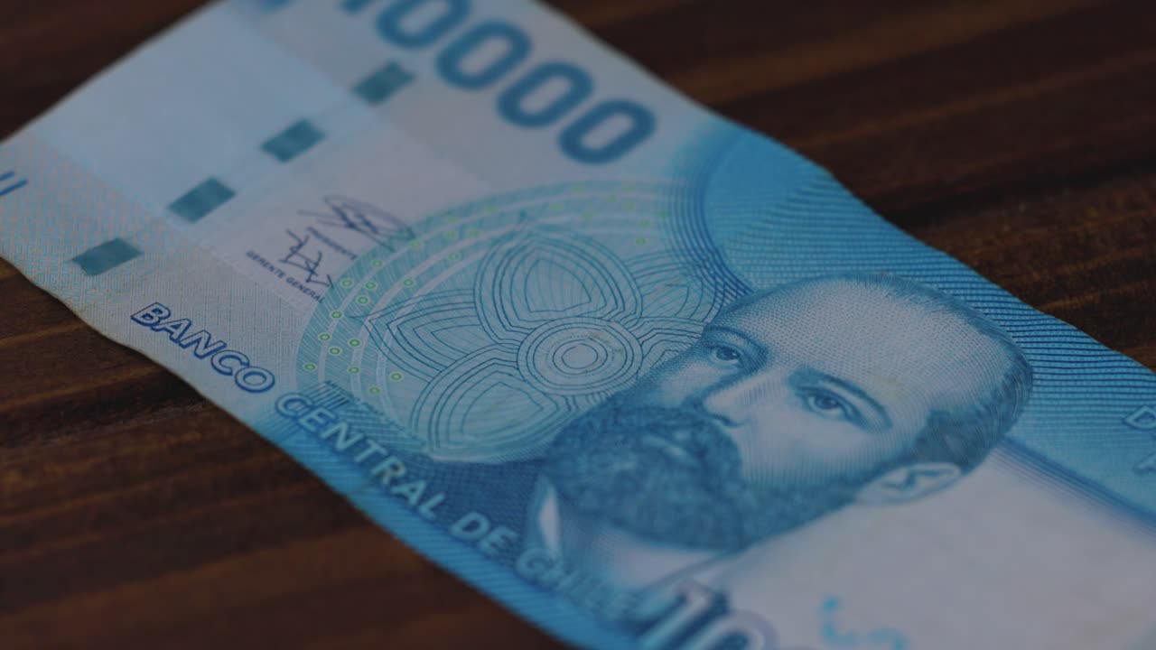 Ahşap zeminde 1000, 5000 ve 10000 Şili pezosu banknotları.