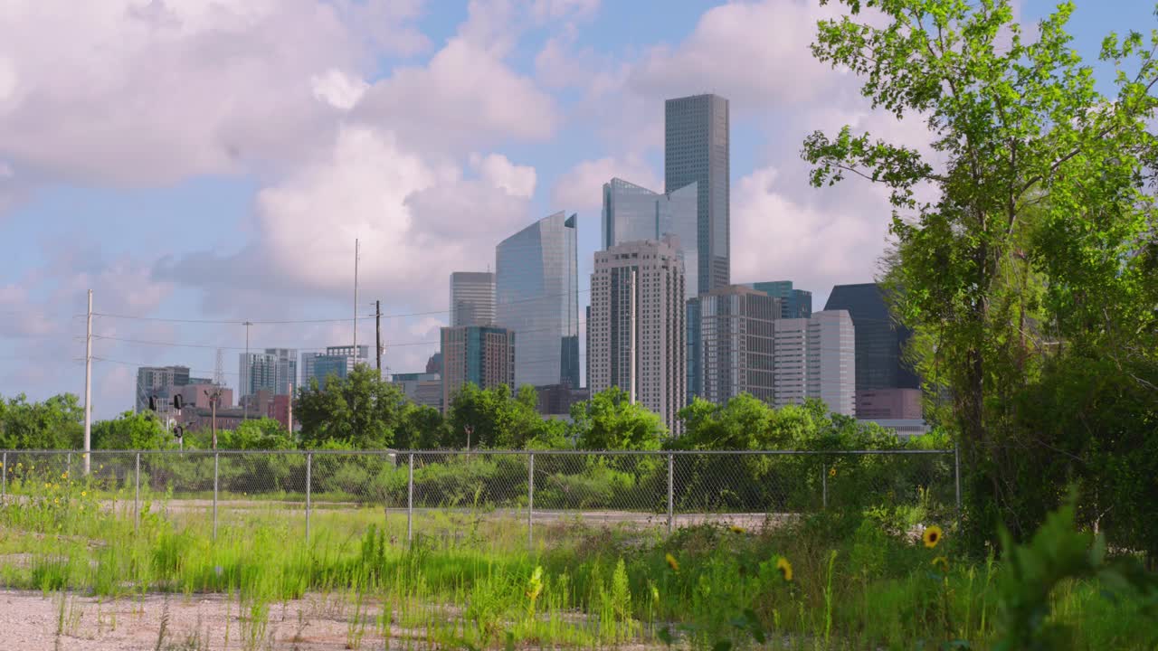 구름이 많지만 이 나는 날 북동쪽 휴스턴에서 휴스턴 시내의 사진을 공개합니다.