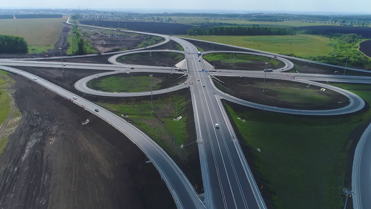 Vista aerea di svincolo autostradale