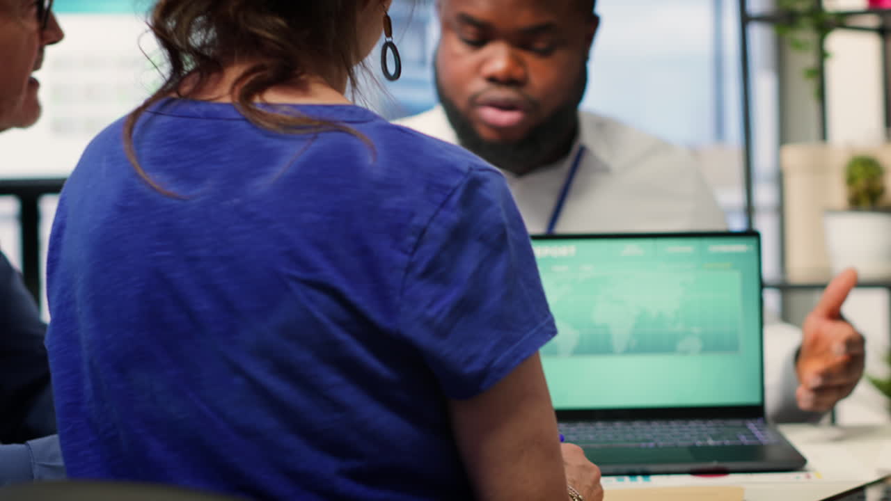 una pareja madura discutiendo la estrategia de jubilación con un planificador financiero