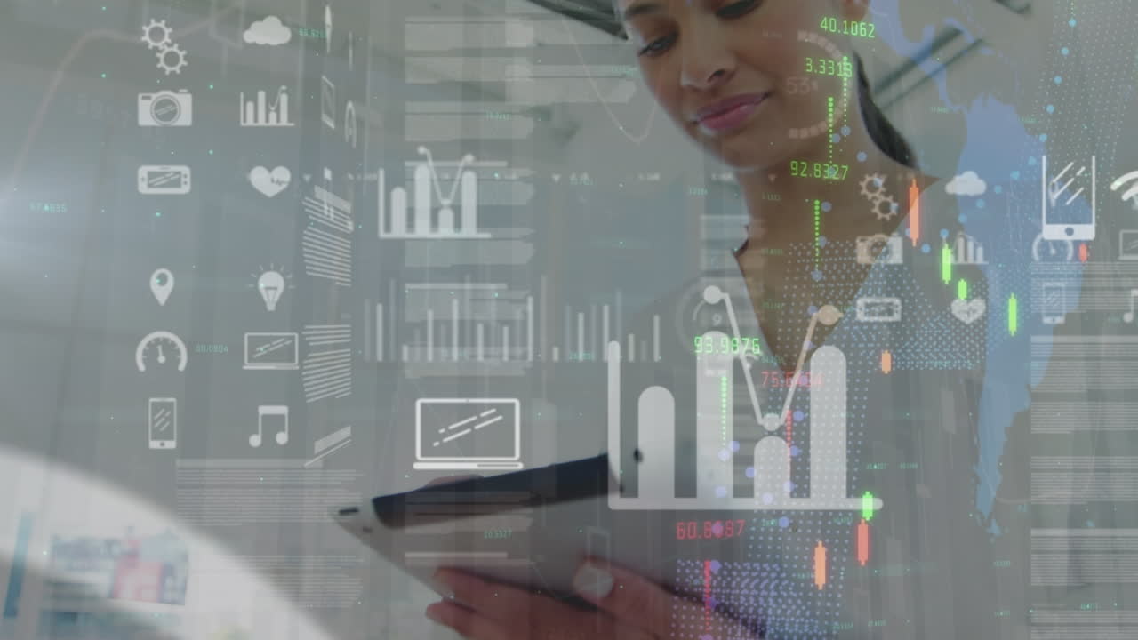 animación del procesamiento de datos sobre una mujer biracial usando una tableta