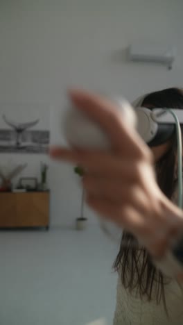 mujer experimentando la realidad virtual