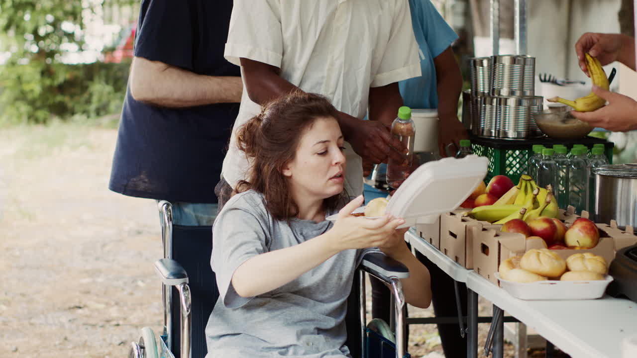 자원 봉사자 들 은 필요 한 사람 들 에게 식료품 을 나누어 준다