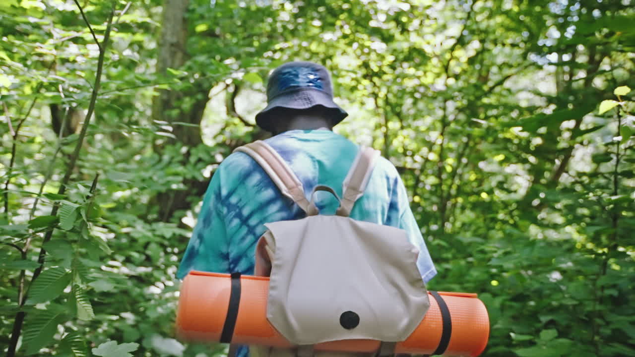 persona haciendo senderismo en un bosque