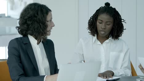 mujeres de negocios discutiendo un proyecto en la oficina
