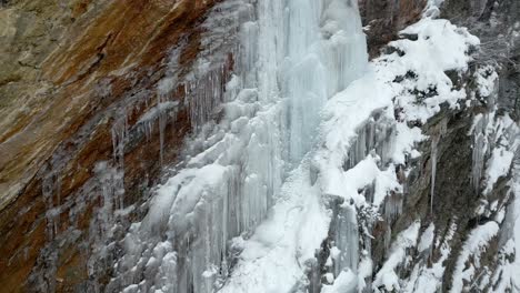 Winterschnee--Und-Eiskaskadenformationen-Auf-Bergfelsen,-Luftkran