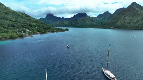 volando sobre los barcos en la bahía de opunohu en moorea, polinesia francesa