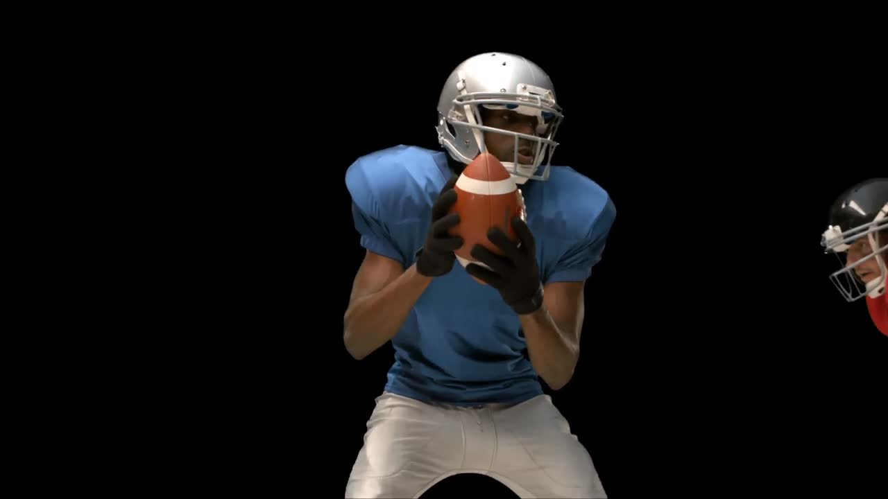 Giocatore di football americano serio che placa per il pallone