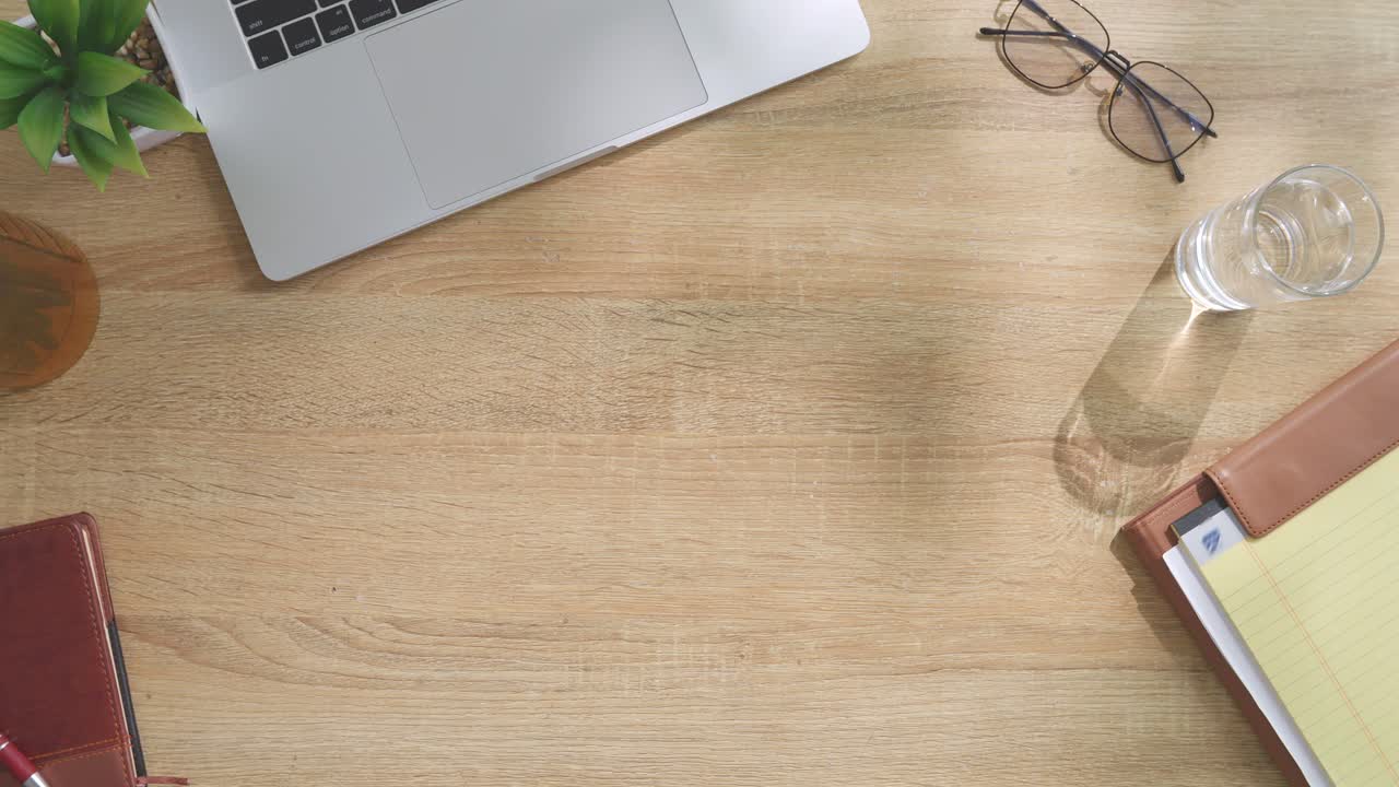 espacio de trabajo organizado con portátil, portátil y accesorios