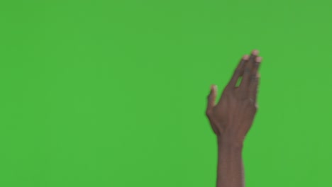 la mano de una persona en una pantalla verde