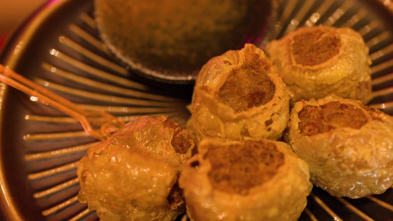 Primo piano di croccanti polpette di gamberi asiatiche servite con salsa agrodolce a Bangkok, Thailandia