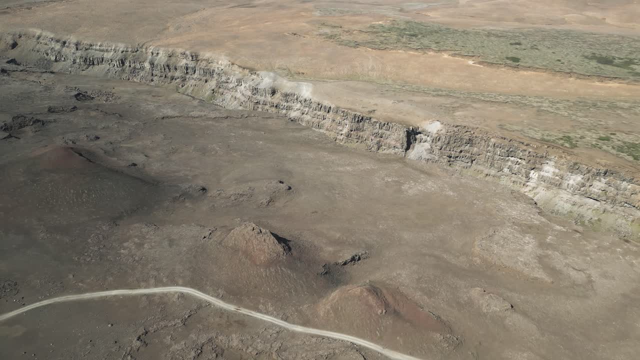 postre seco después de una toma aérea del cañón del río seco cerca de la cascada de detifoss en islandia