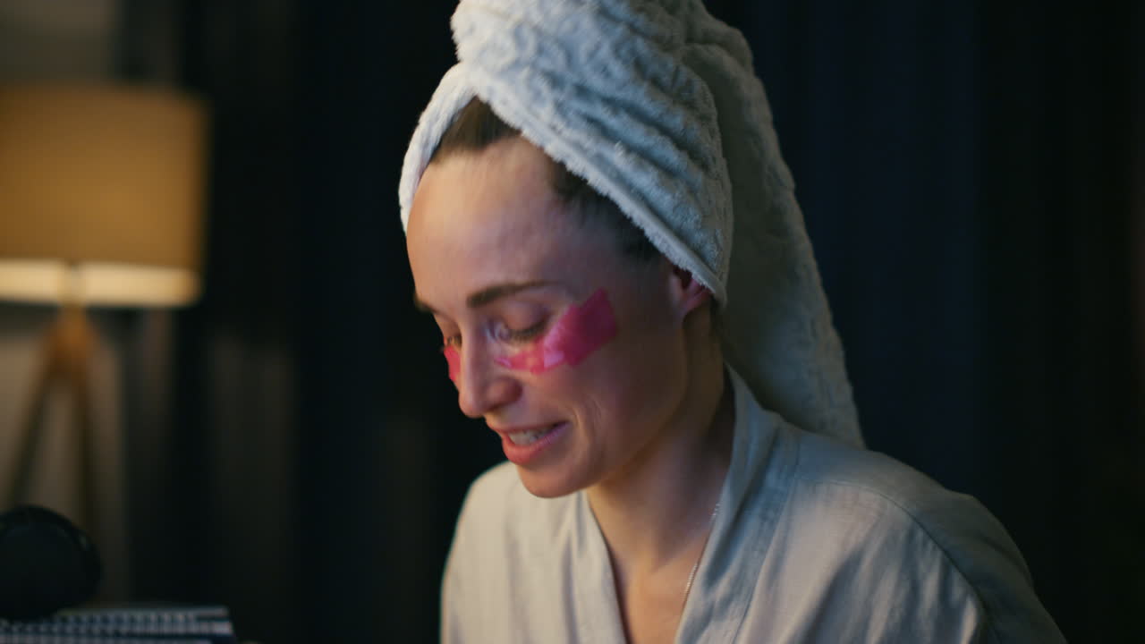 chica feliz agitando la mano de primer plano. mujer alegre haciendo llamada de video nocturna en casa