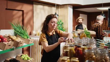 Retrato-De-Mujer-Que-Trabaja-En-La-Tienda-De-Alimentos