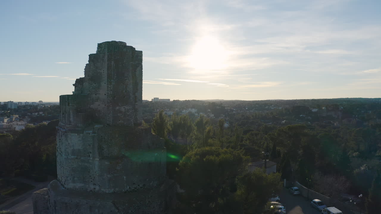 vista aérea de los aviones no tripulados de la gira magne gran torre remanente vestigio nimes