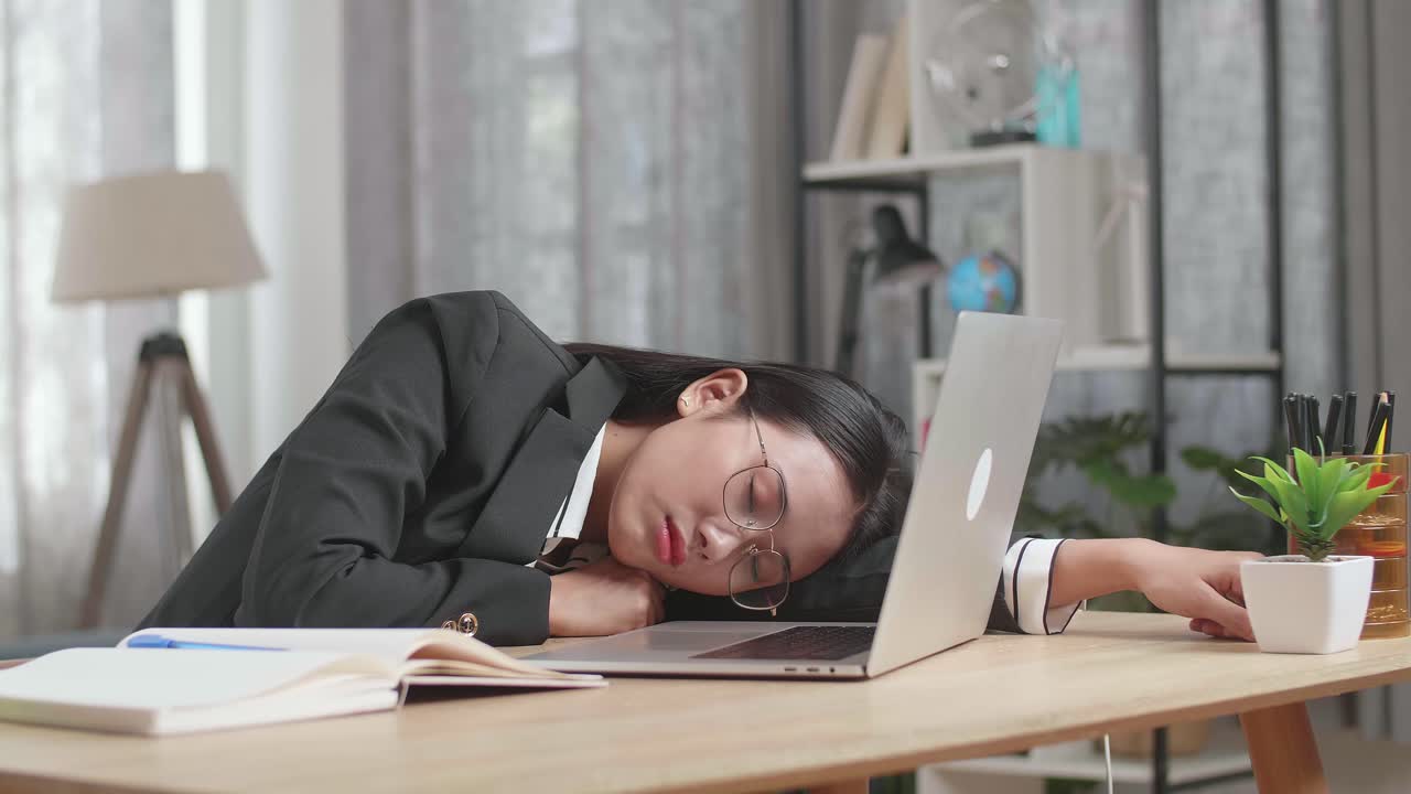 직장에서 노트북으로 잠을 자고 있는 피곤한 사업가